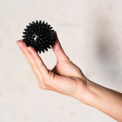 Melna masāžas bumba ar asu galu - sāpju mazināšanai, 6 cm