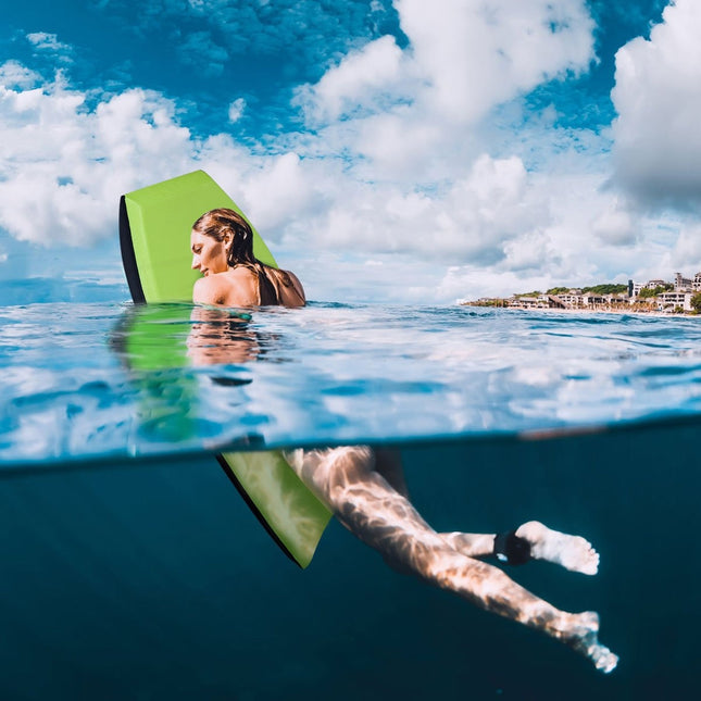 Viegla peldēšanas dēļa „Bodyboard“ ar EPS serdi un XPE virsmu, paredzēta lietošanai pludmalē gan bērniem, gan pieaugušajiem, 105 cm, zaļa