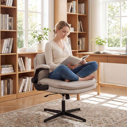 Ergonomisks bēšs biroja krēsls ar atlokāmiem roku balstiem un grozāmu rāmi