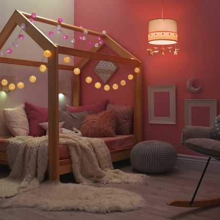 Piekaramā lampa bērnu istabai debesu stilā