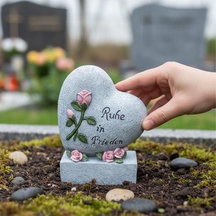 Sirds formas kapa rotājums ar uzrakstu "Ruhe in Frieden"