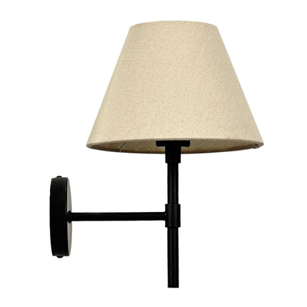 Iekštelpu sienas lampa ar melnu kronšteinu un lina abažūru
