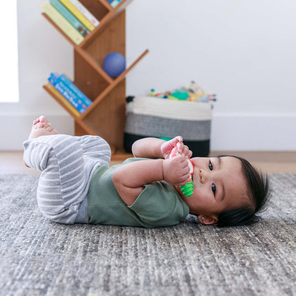 Infantino Lil´ Nibbles vibrējošs graužamais - ābols