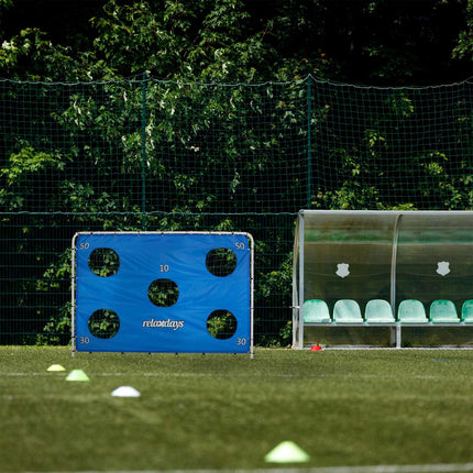 Lieli futbola vārti ar mērķa sienu treniņiem