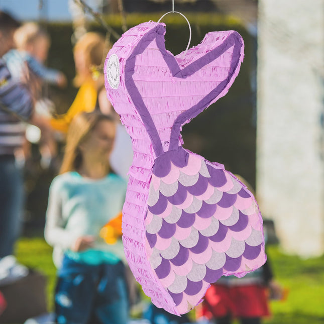 Nāriņas piñata ar konfekti uz kociņa un masku
