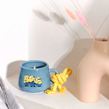Aromātiskā svece "Minions" keramikas krūzē - augļu un ziedu aromāts