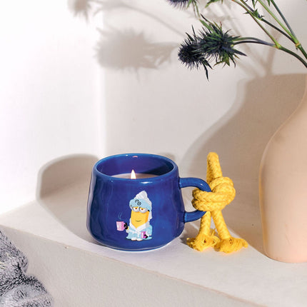 Aromātiskā svece "Minions" keramikas krūzē - augļu un ziedu aromāts