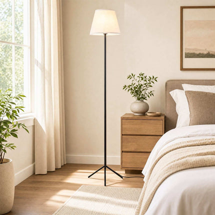 Moderna stāvlampa ar auduma abažūru un statīva pamatni