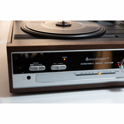 PL186H Turntable with radio and built-in speakers.