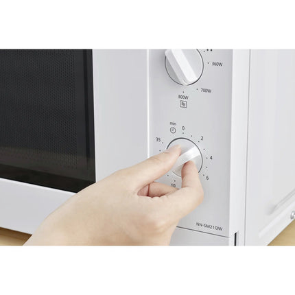 Panasonic mikroviļņu krāsns 800 W 20 L ar mehāniskiem regulatoriem, balta