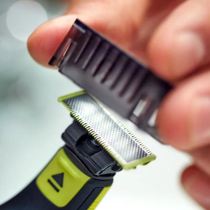 Philips OneBlade 360 ​​sejas hibrīda trimmeris un skuveklis, 3 rugāju ķemmes