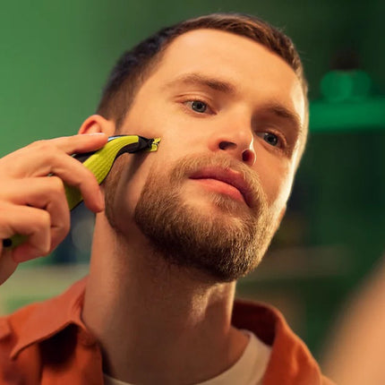 Philips OneBlade 360 ​​sejas hibrīda trimmeris un skuveklis, 3 rugāju ķemmes