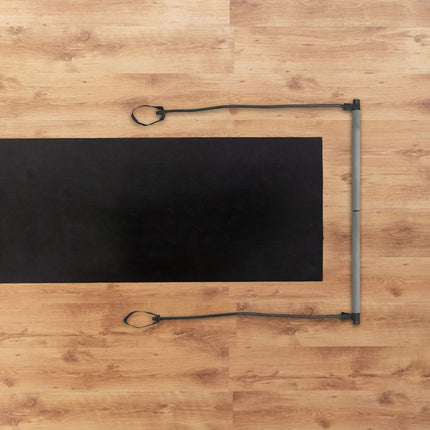 Pilates stienis ar pretestības lentēm