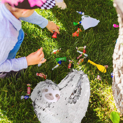 Pinata sliņķis ar nūju un masku