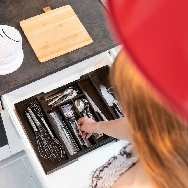 Izvelkama galda piederumu kaste tumši brūnā bambusa krāsā