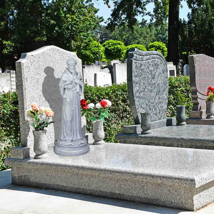 Reliģiska dārza statuja