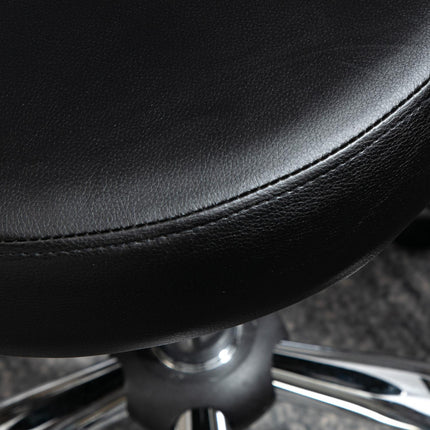 Masāžas krēsls ar ritošo krēslu - rotējošs darba krēsls par 360° - sēdekļa augstums regulējams 49-64 cm, ergonomiska atzveltne - hromēts metāls ar melnu mākslīgās ādas apdari