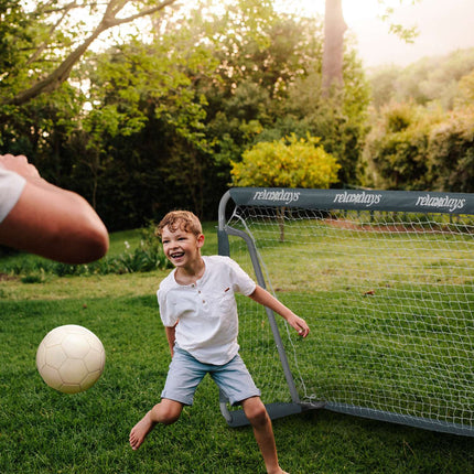 Futbola vārti pelēkā krāsā