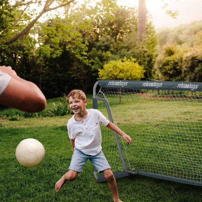 Futbola vārti pelēkā krāsā