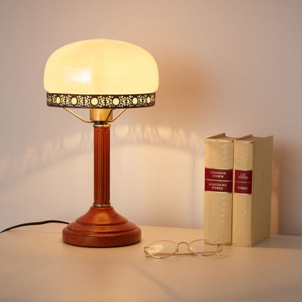 Galda lampa antīkā stilā bēšā krāsā
