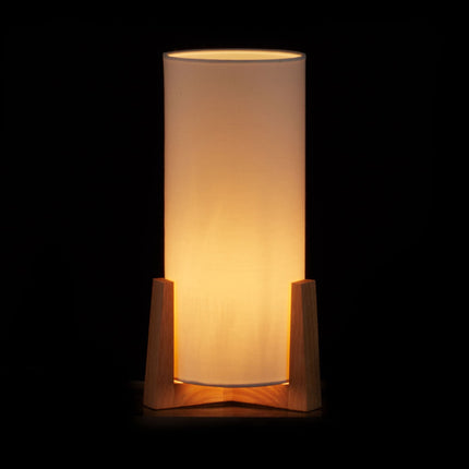 Galda lampa ar koka pamatni